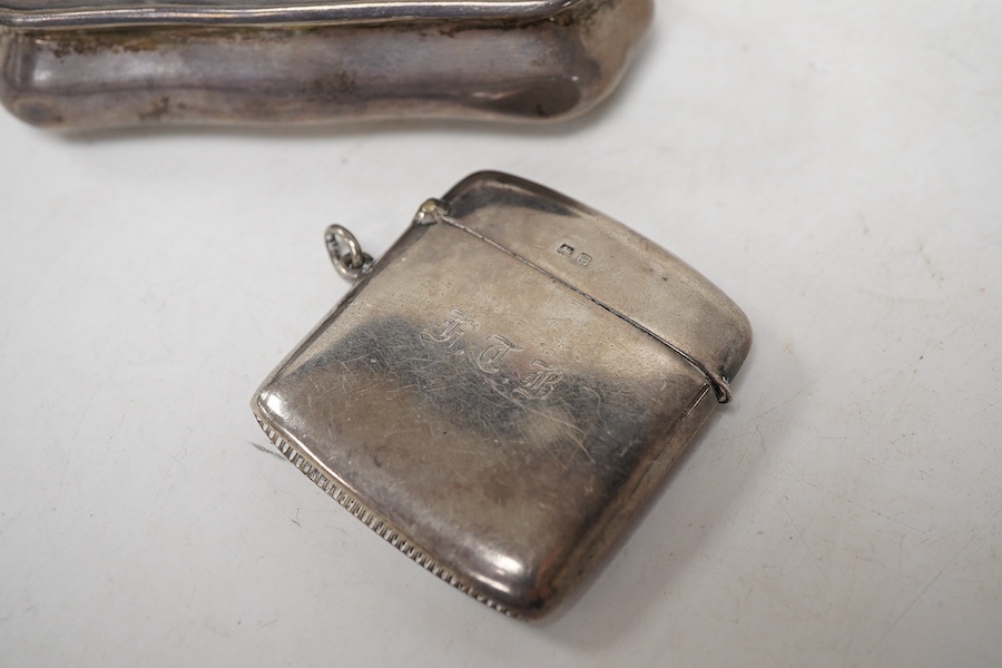A George V silver vesta case, Birmingham, 1917 and an Edwardian small silver trinket box, Birmingham, 1902, 93mm.